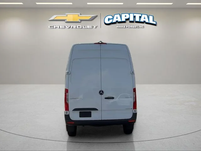 Used 2025  Mercedes-Benz Cargo 144 WB image 6