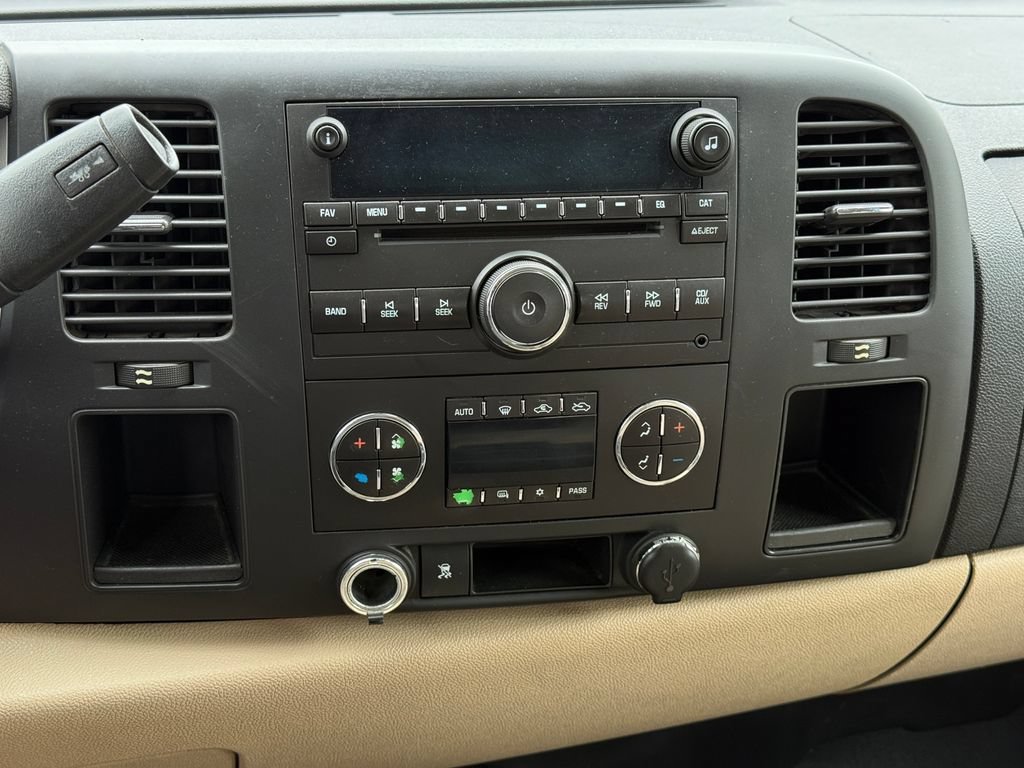 Used 2011 SUMMIT WHITE Chevrolet LT image 22
