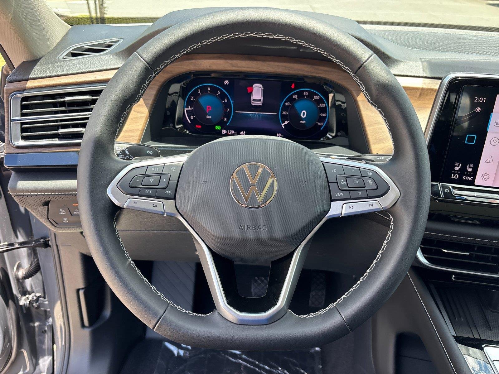 New 2026 pure gray Volkswagen 2.0T SE w/Technology image 18
