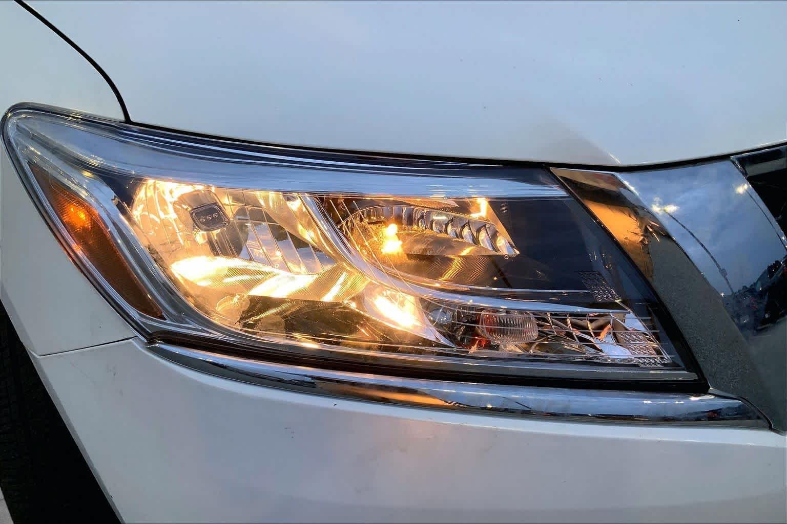 Used 2014 Moonlight White Nissan SL image 26