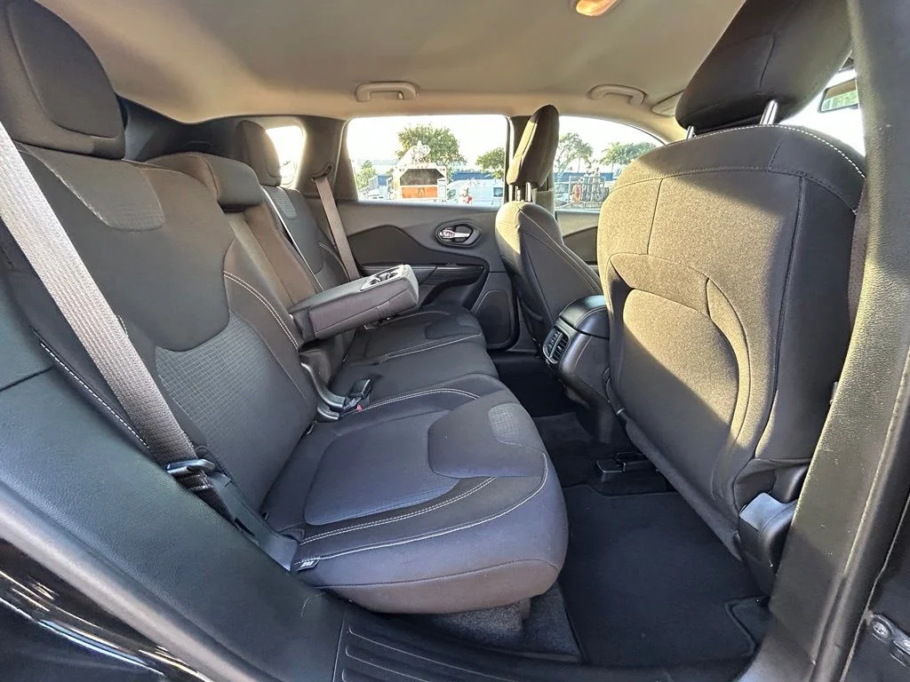 Used 2015 Brilliant Black Crystal Pearlcoat Jeep Latitude image 28