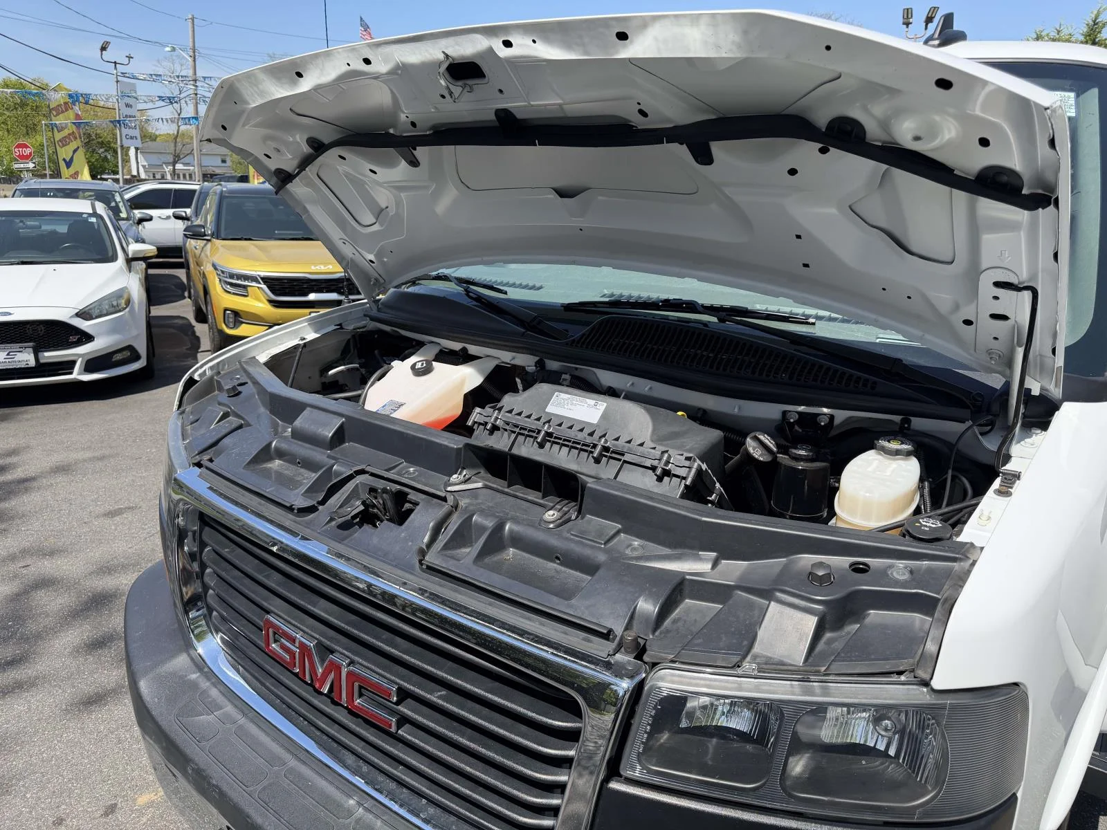 Used 2025 White GMC LT image 30