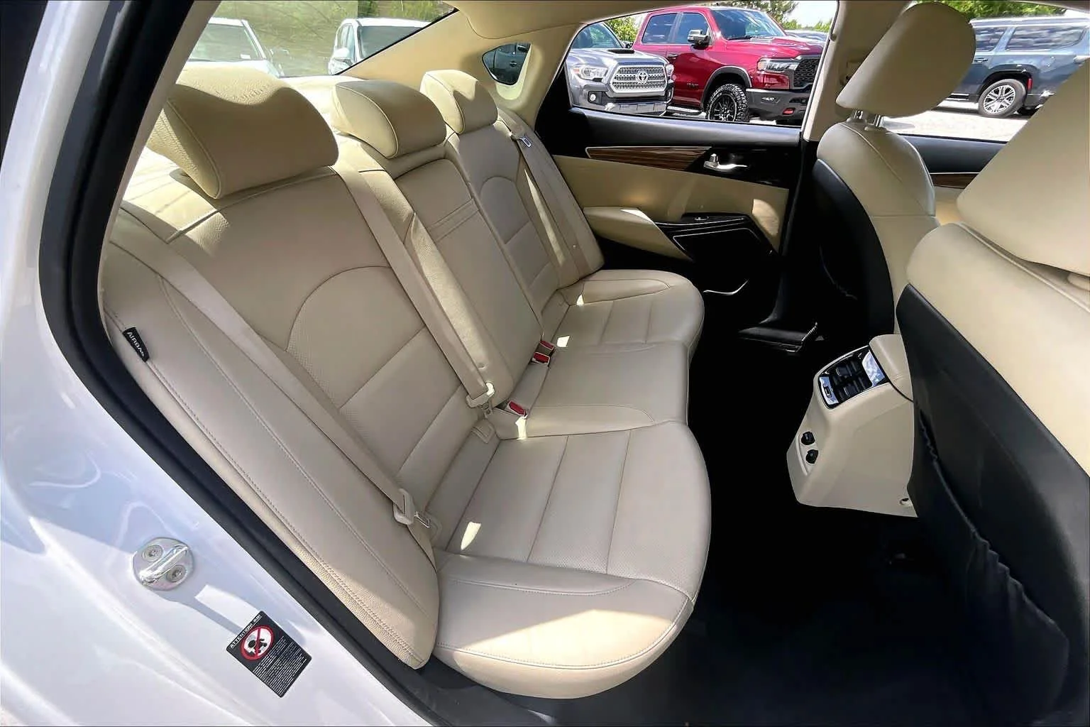 Used 2019 Snow White Pearl Kia Technology image 33