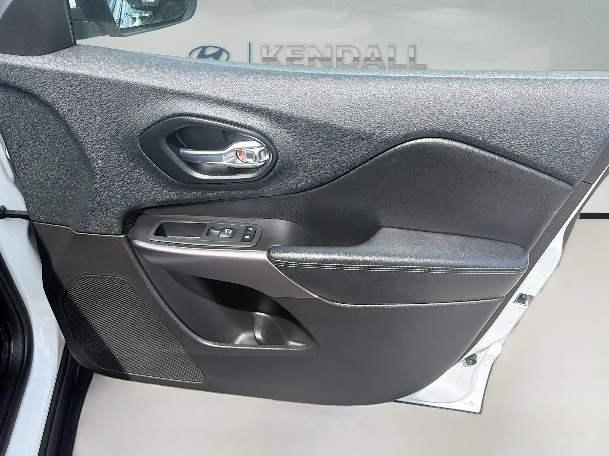 Used 2019 Bright White Clearcoat Jeep Latitude image 32
