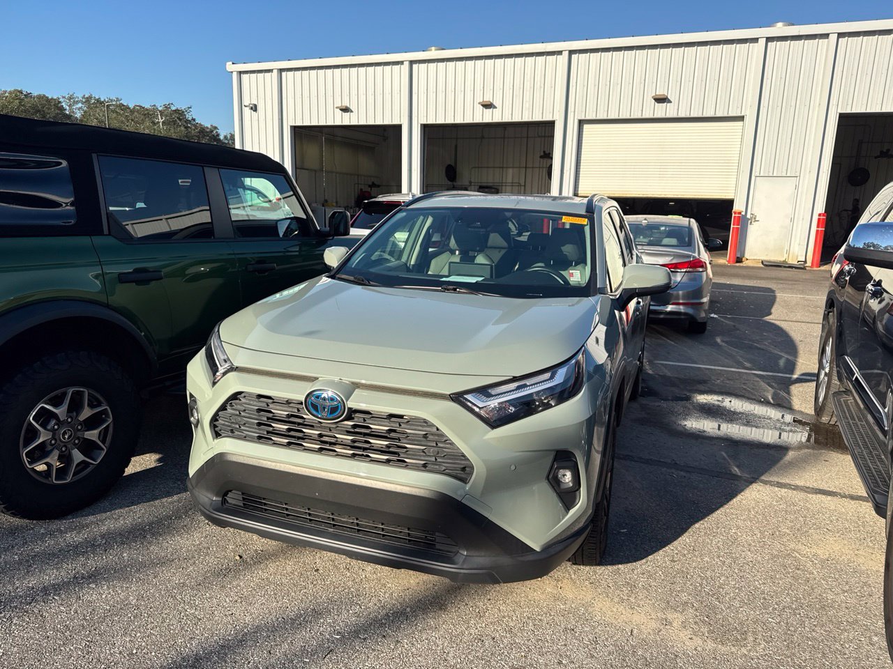 Used 2022  Toyota XLE Premium image 1