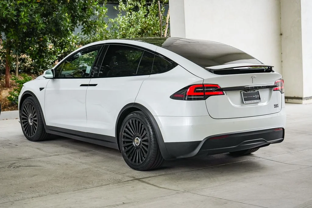 Used 2022 White Tesla Plaid image 4