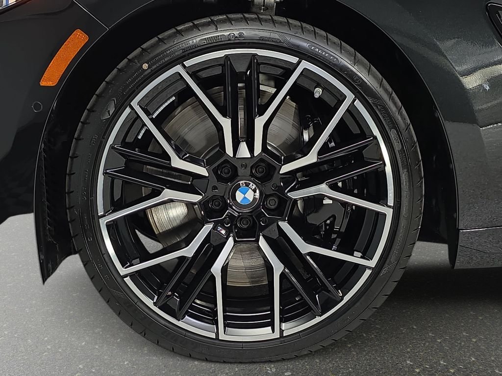 2026 BMW 8 Series M850i - Photo 32