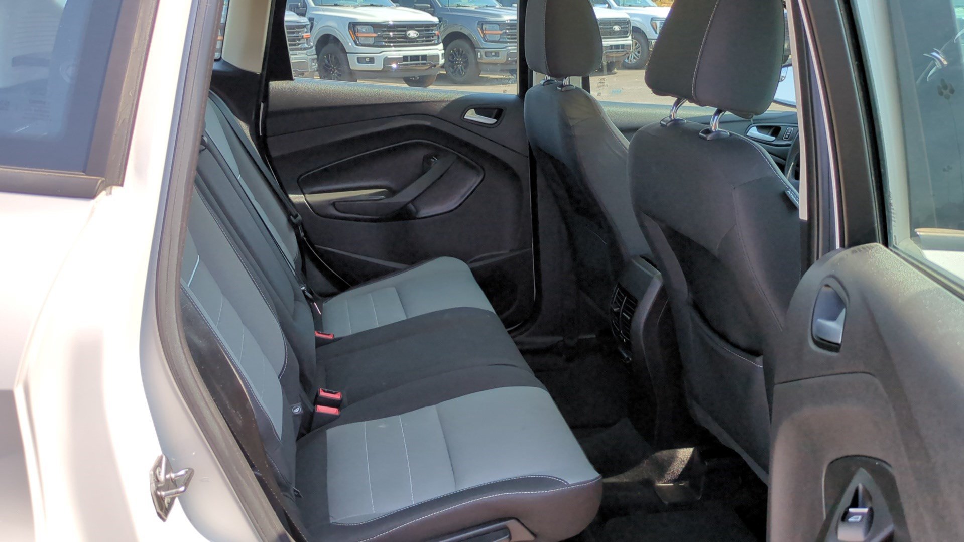Used 2015 White Platinum Clearcoat Metallic Ford SE image 28