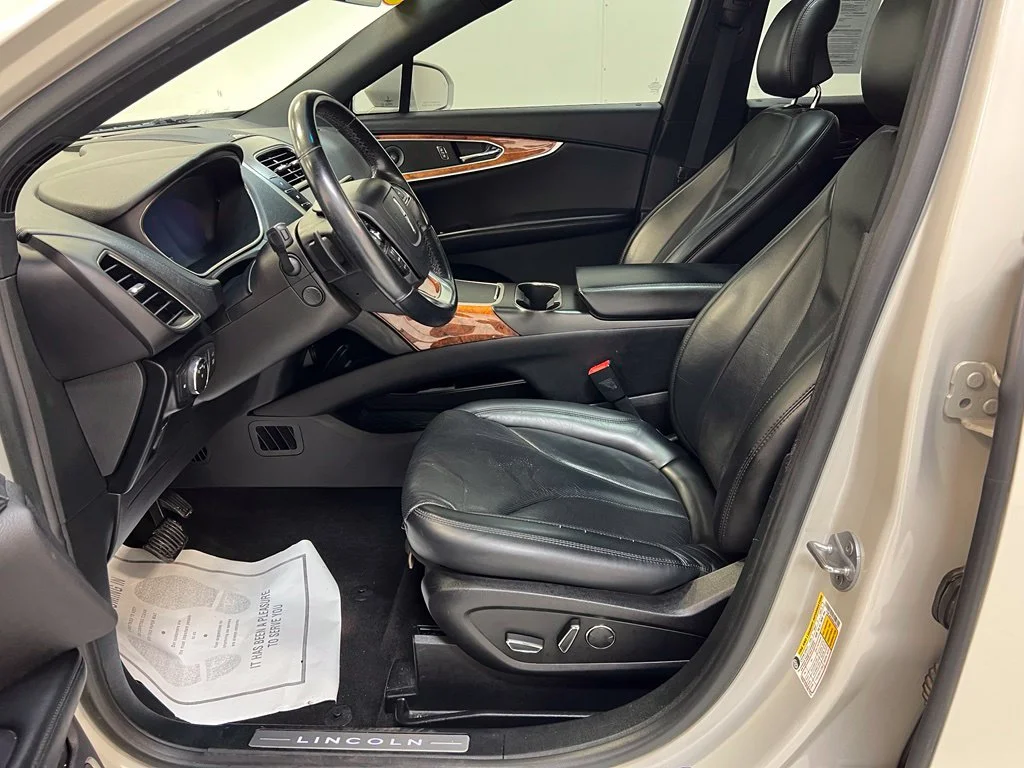 Used 2019 White Lincoln Reserve image 15