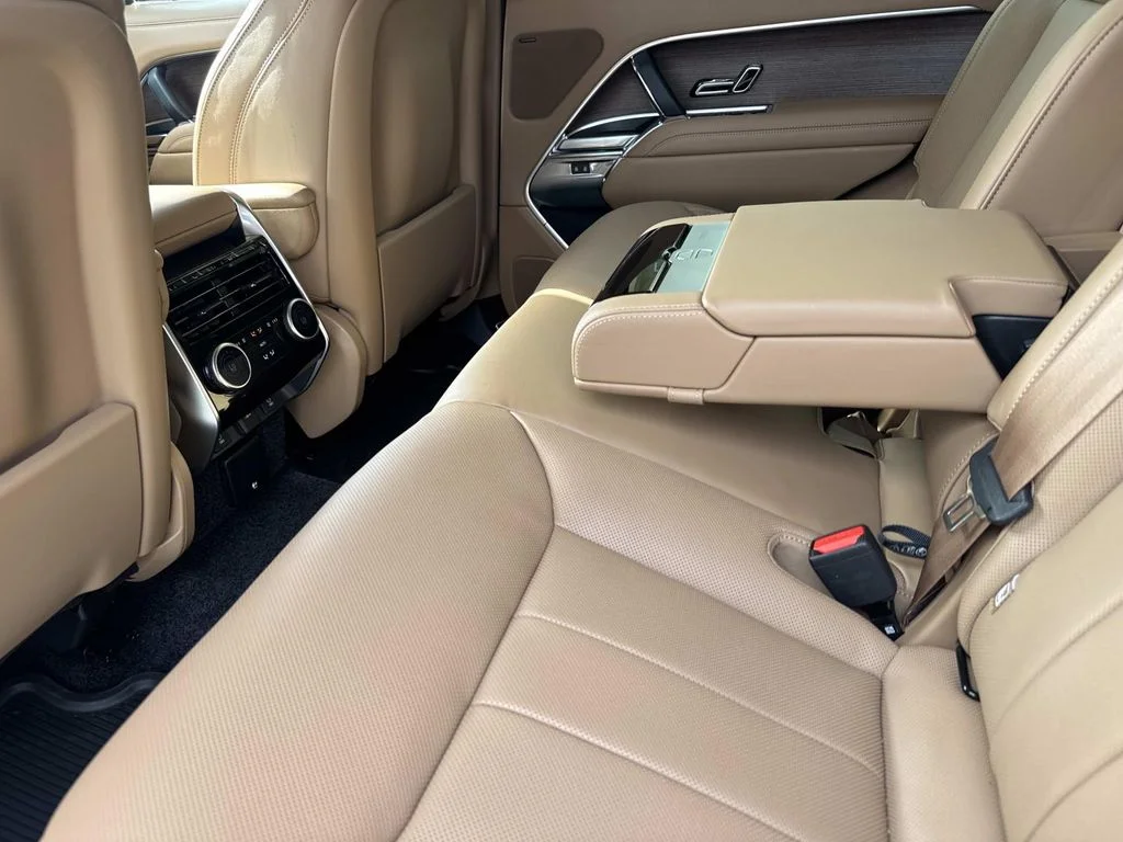 New 2026 Eiger Grey Land Rover SE image 8