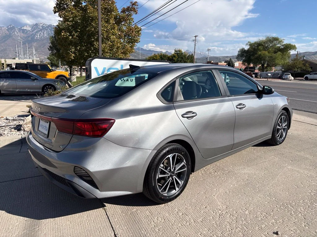 Used 2022 Gray Kia LXS image 4