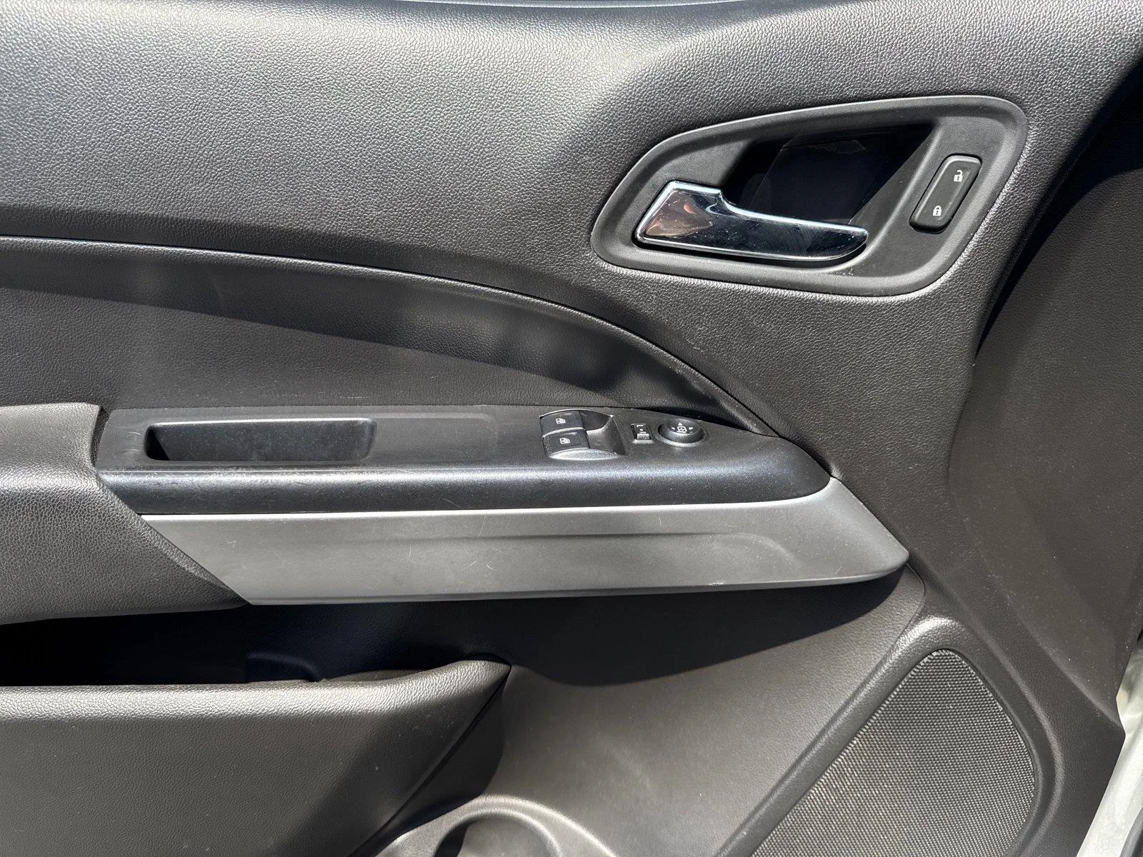 Used 2018 SILVER ICE METALLIC Chevrolet 2WD LT image 17