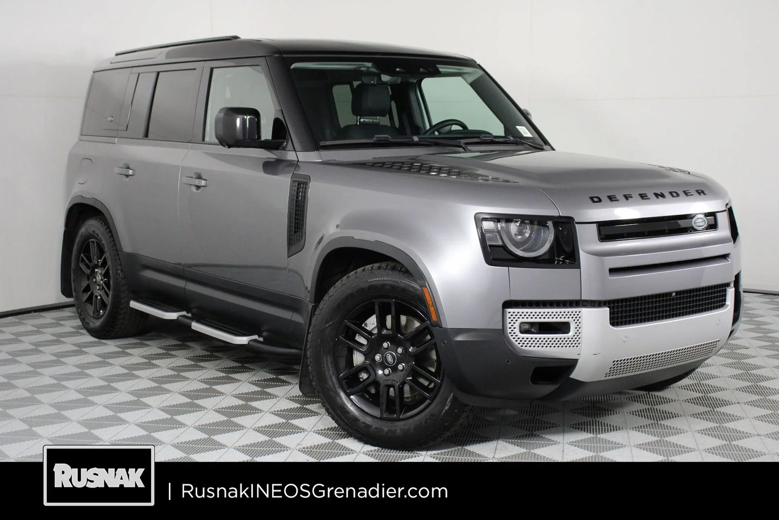 2023 Land Rover Defender SE's photo