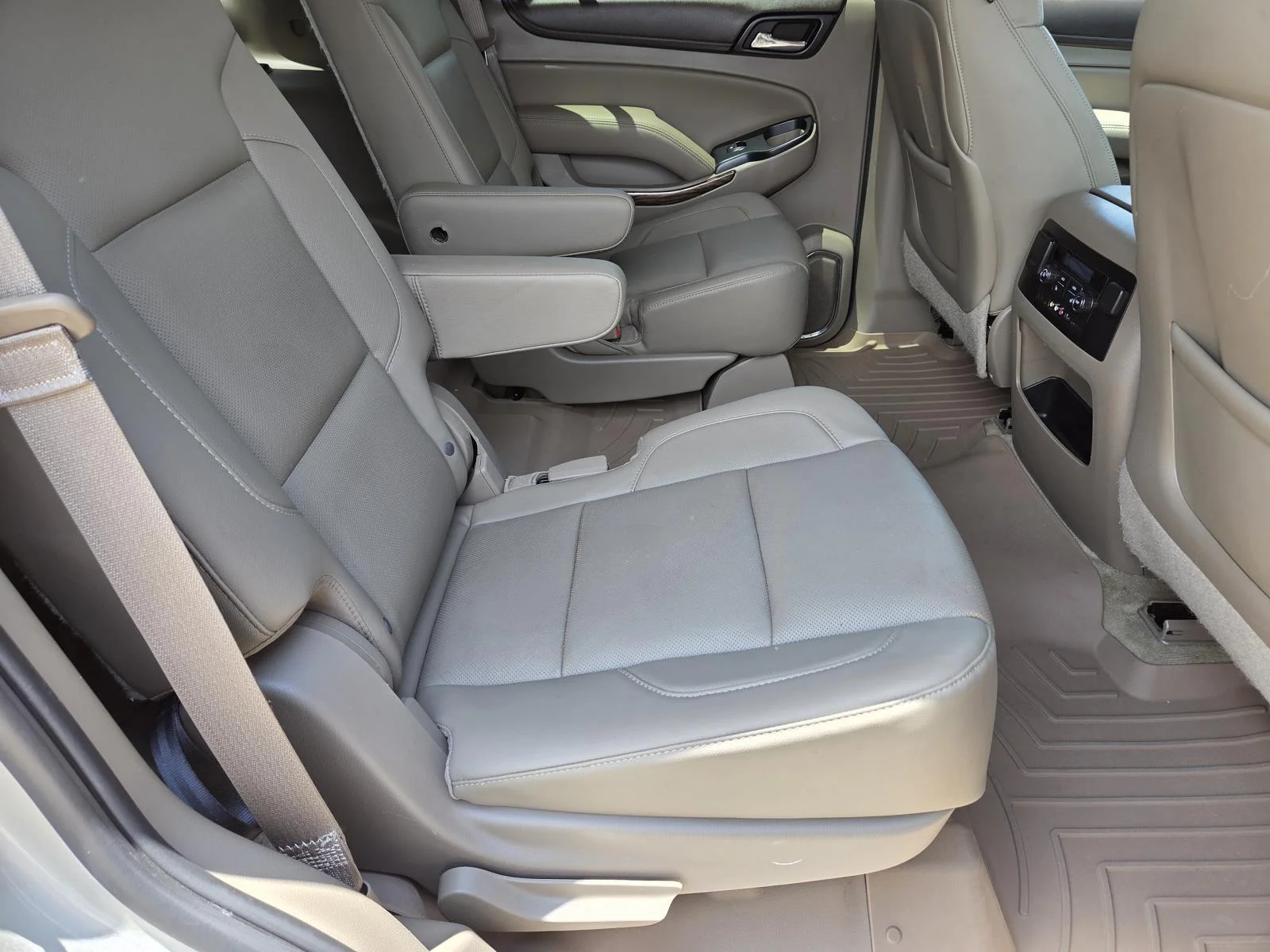 Used 2015 CHAMPAGNE SILVER METALLIC GMC SLT image 38