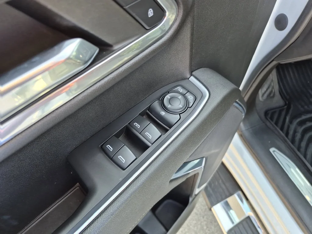 Used 2023 SUMMIT WHITE Chevrolet LT image 17