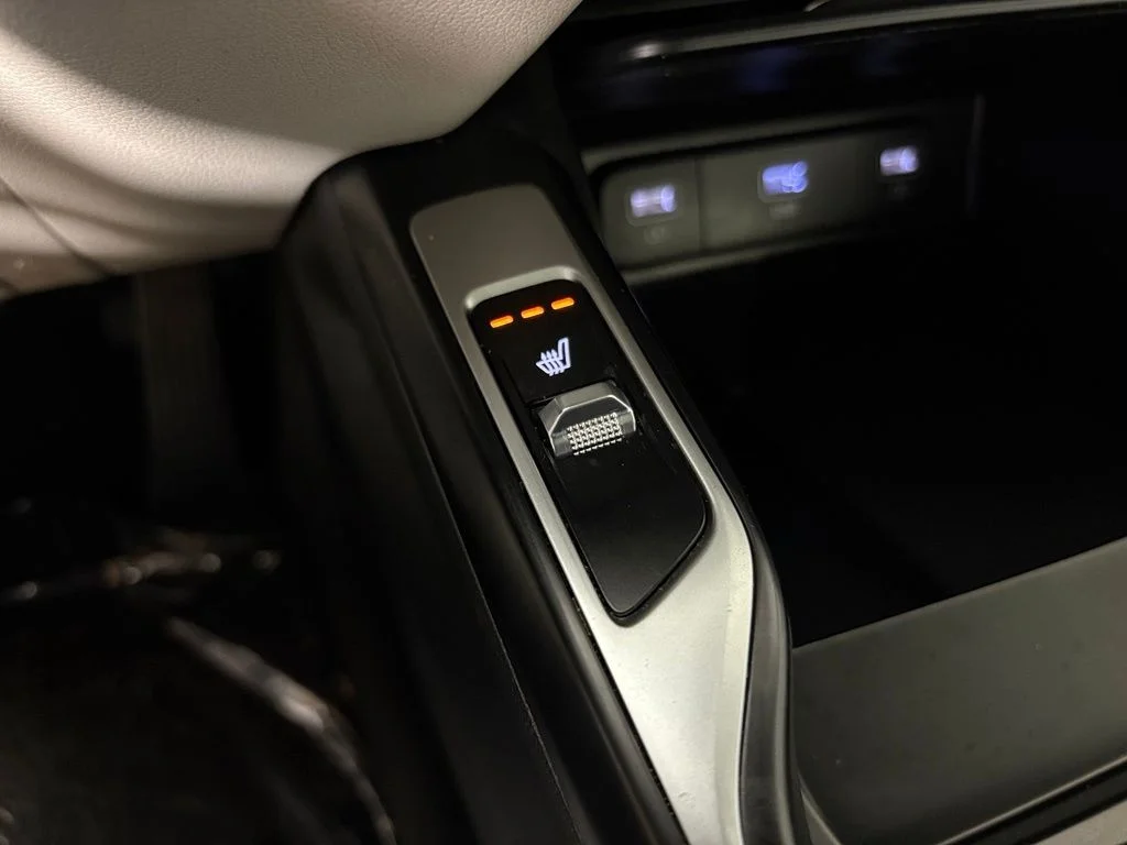 Used 2022 White Kia S image 29