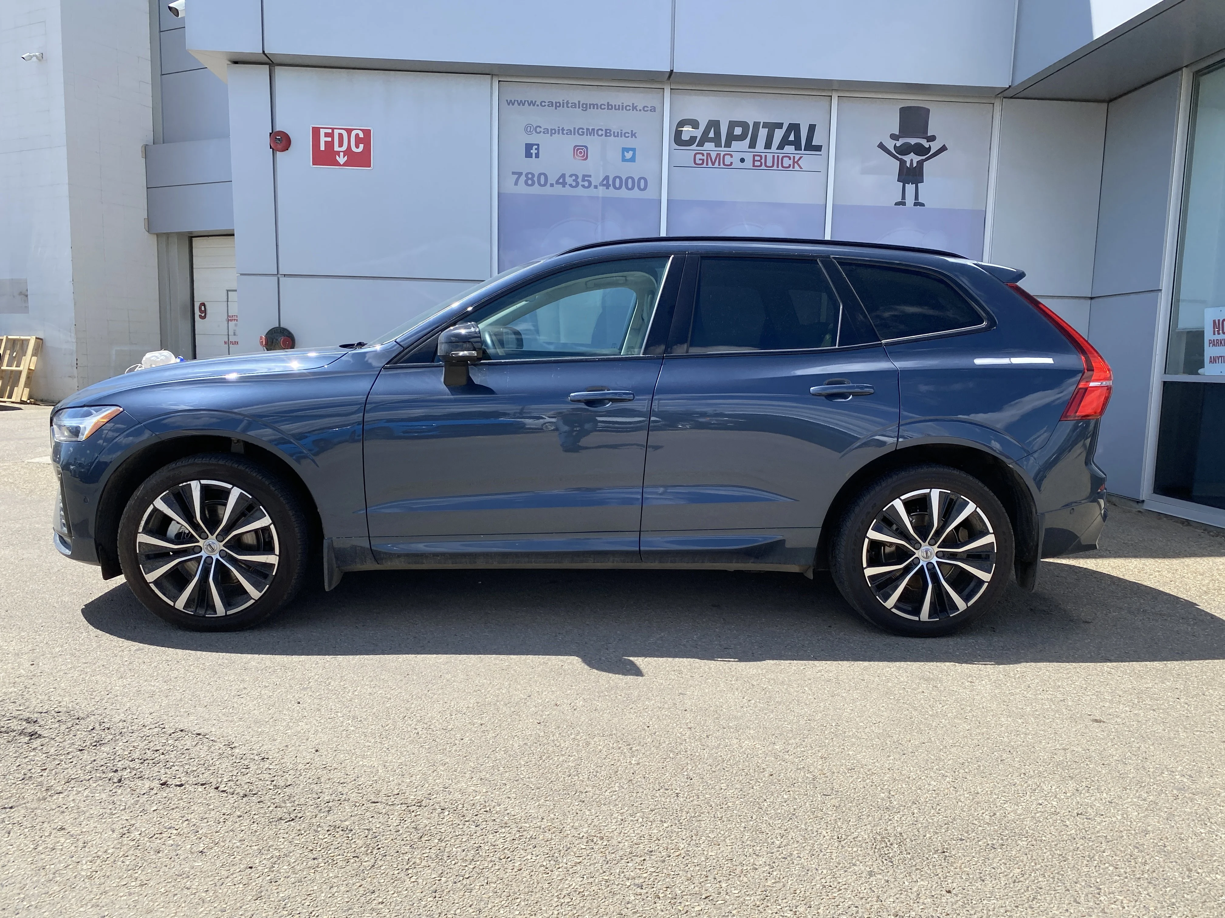 Certified Used 2024 Blue Volvo Plus Dark Theme AWD * 360 CAMERA * PANORAMIC SUNROOF * SAFETY PLUS * image 2