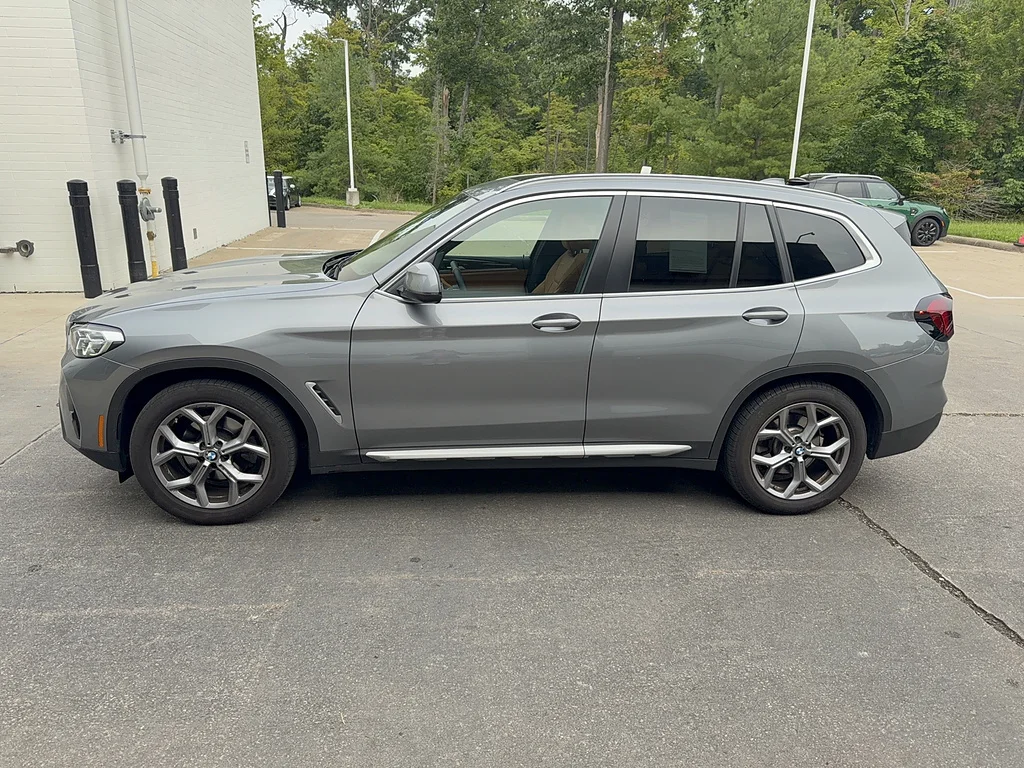 Used 2024 Skyscraper Grey Metallic BMW xDrive30i image 2