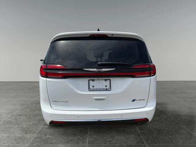 Used 2024  Chrysler  image 3