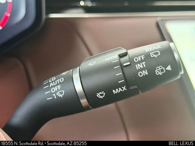 Used 2023  Land Rover SE Dynamic image 32
