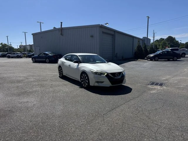 Used 2016 White Nissan SR image 3