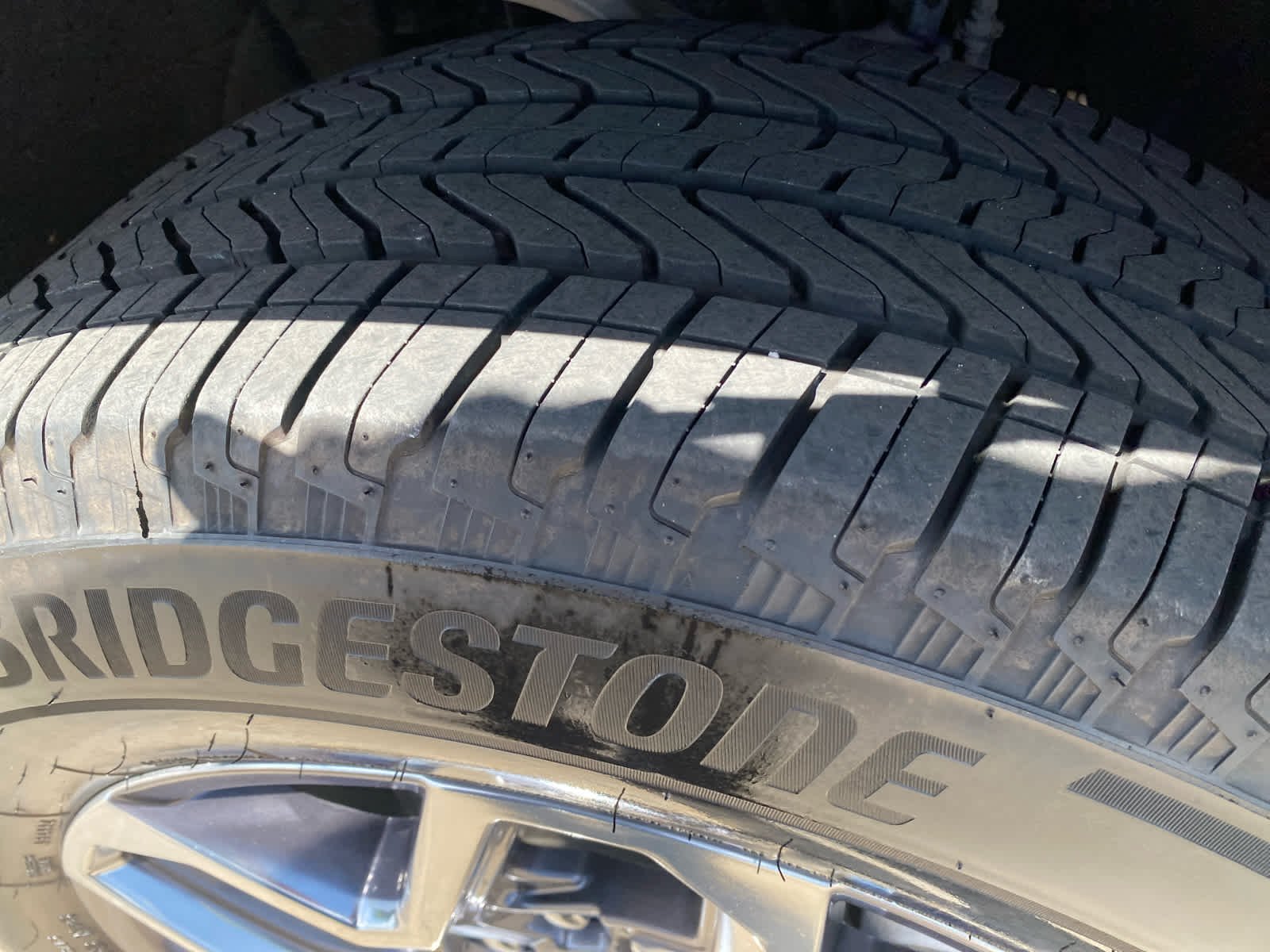 Used 2025 White Frost Tricoat GMC SLT image 28