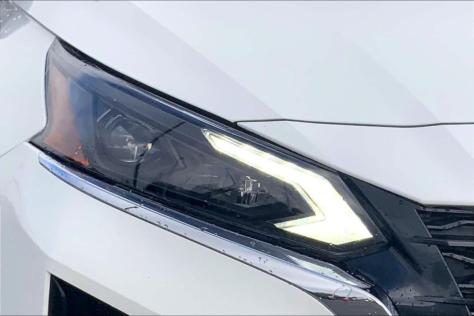Used 2025 Glacier White Nissan SV image 28