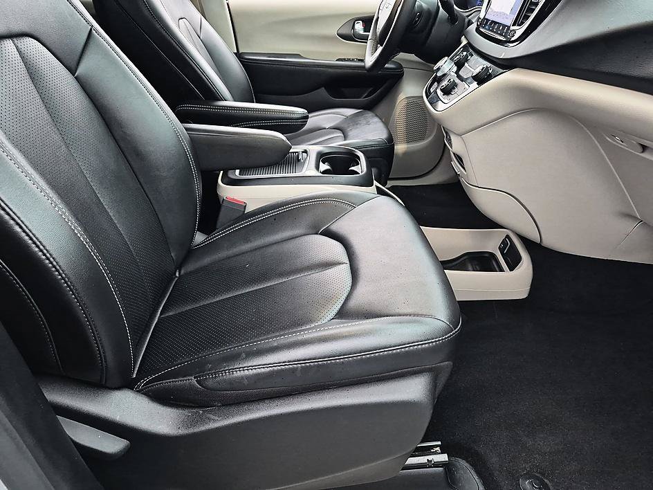 Used 2024 Silver Mist Clearcoat Chrysler Touring L image 33