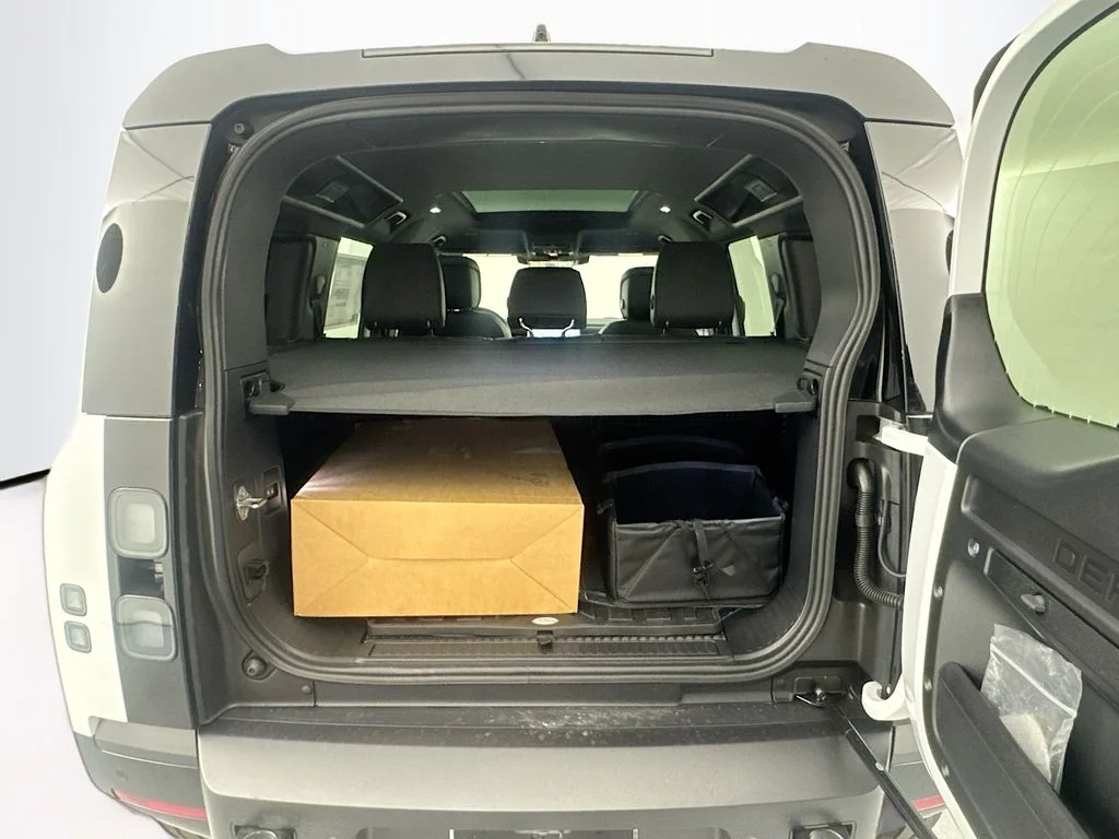 New 2026 Fuji White Land Rover X-Dynamic SE image 25