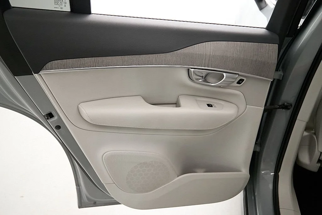Used 2024 Vapour Grey Volvo Plus image 19