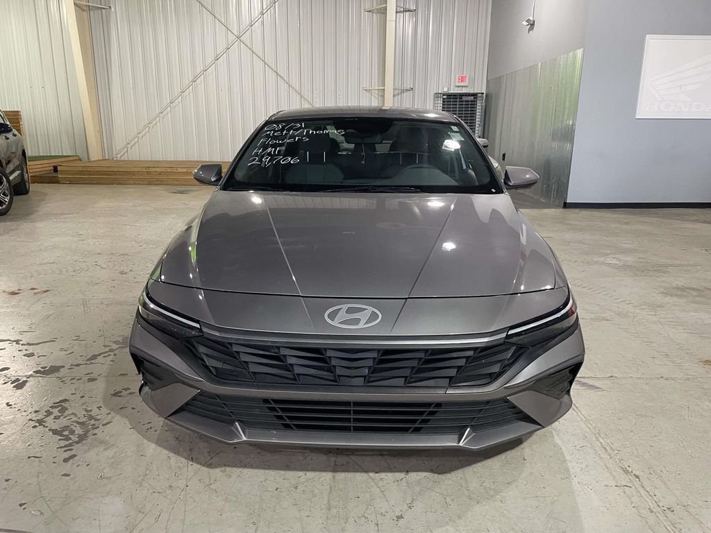 Used 2024  Hyundai SE image 2