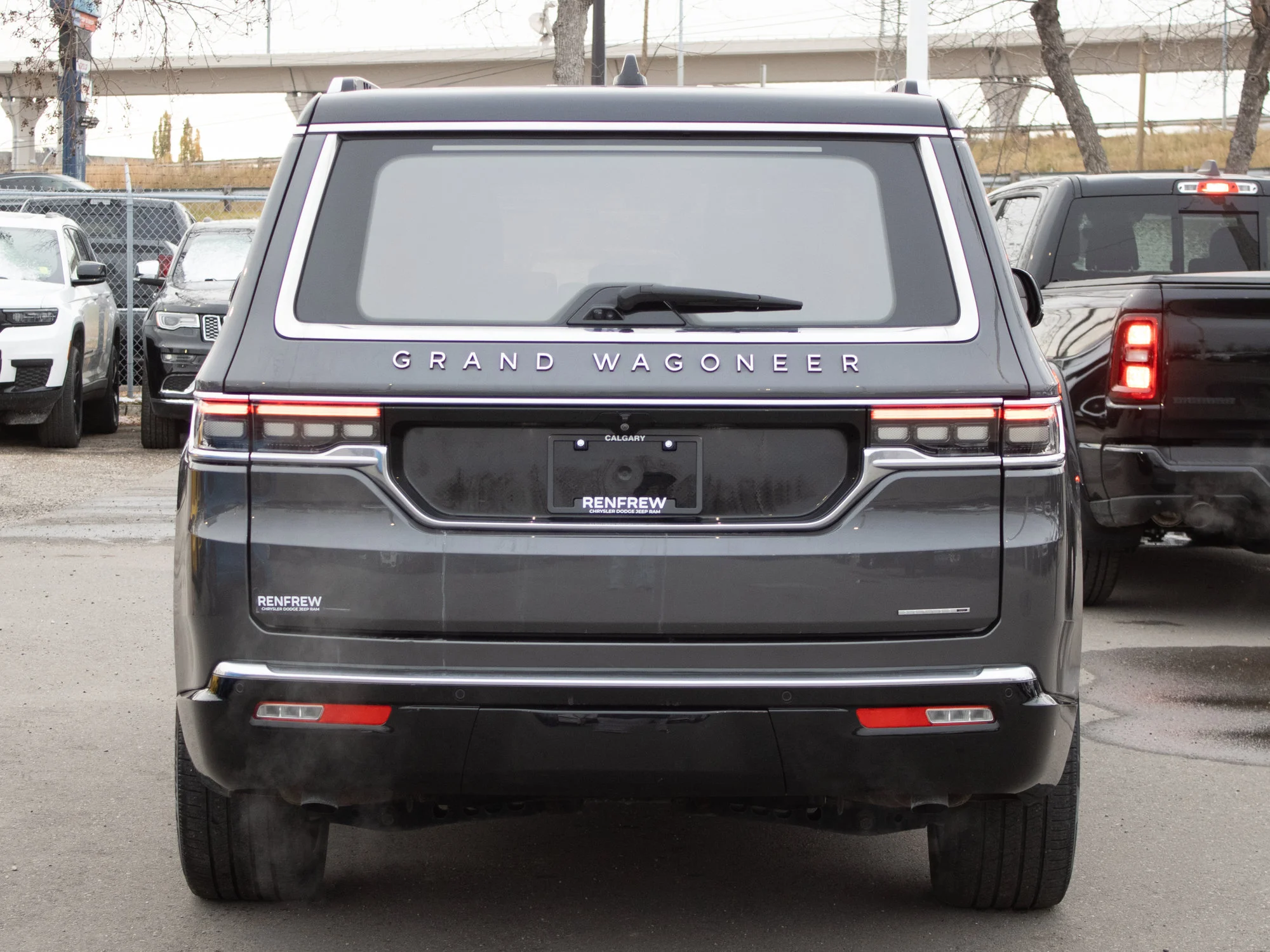 Used 2022 Grey Jeep Series III* 4x4, Massaging Heated/Ventilated Seats, Rear-Seat Entertainment Group, Panoramic Roof image 14