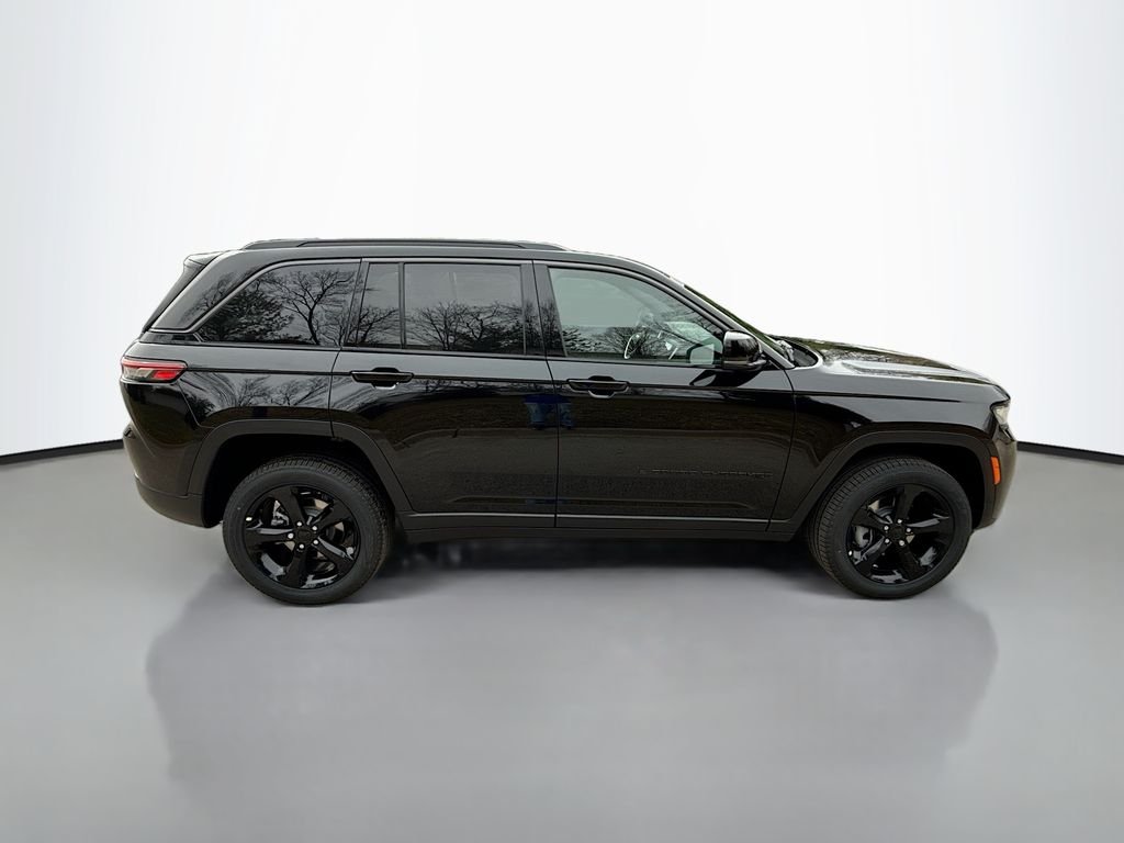 New 2026 Diamond Black Crystal Pearl-Coat Exterior Paint Jeep Limited image 3