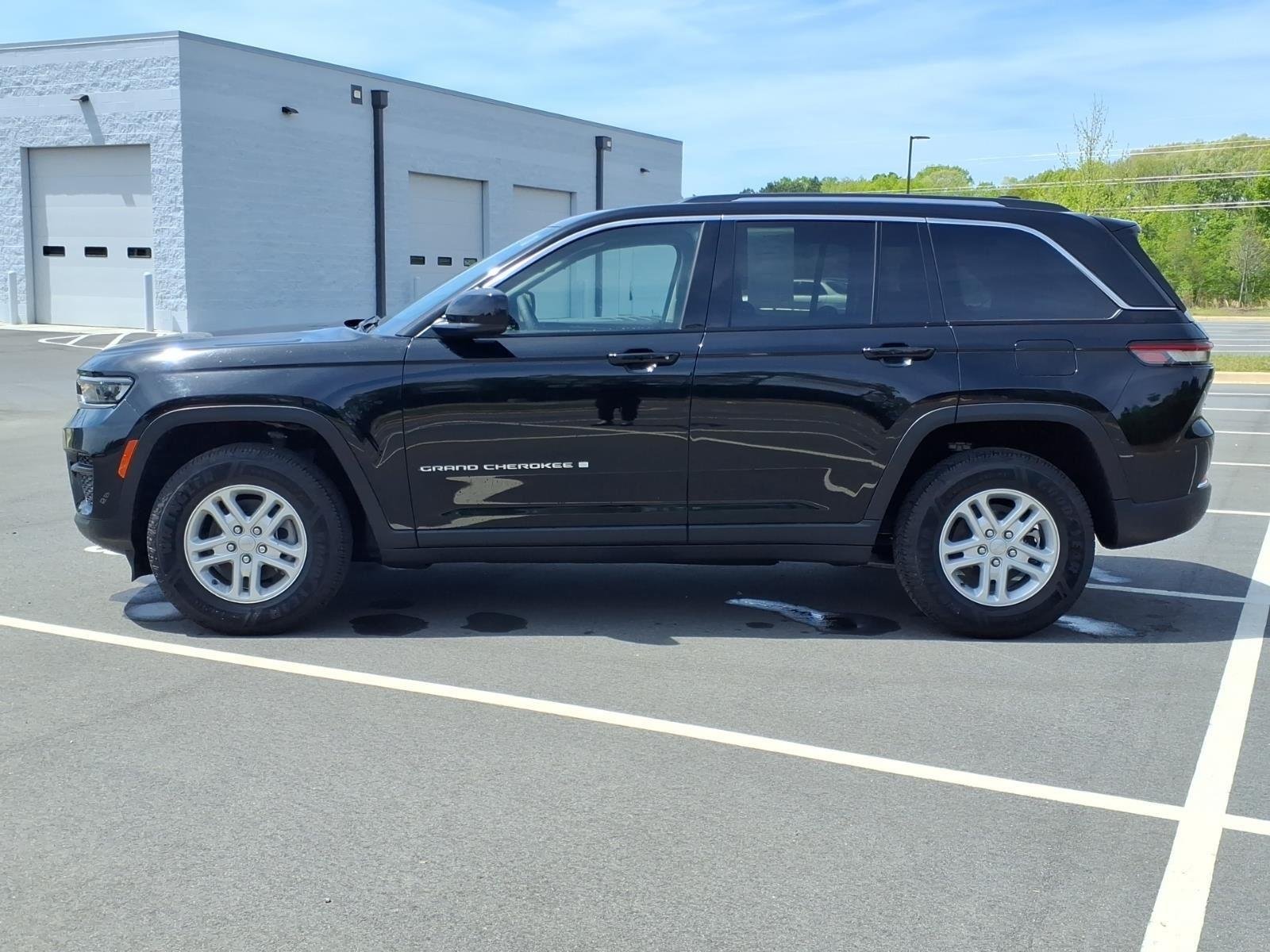 Used 2023 Diamond Black Crystal Pearlcoat Jeep Laredo image 3