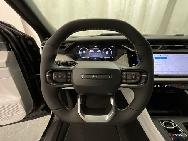 New 2026 Diamond Black Crystal Pearl-Coat Exterior Paint Jeep Laredo image 11