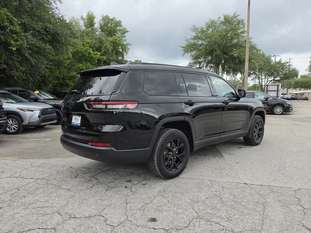 Used 2025 Diamond Black Jeep Altitude X image 4