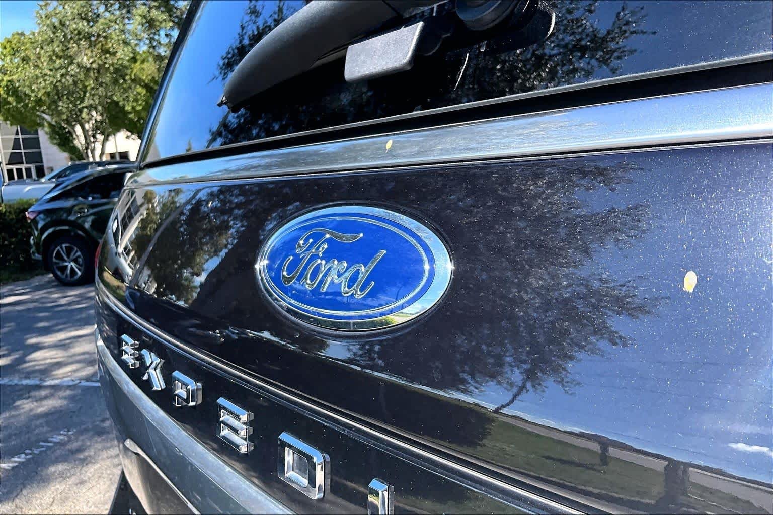 Used 2024 Agate Black Metallic Ford Platinum image 31