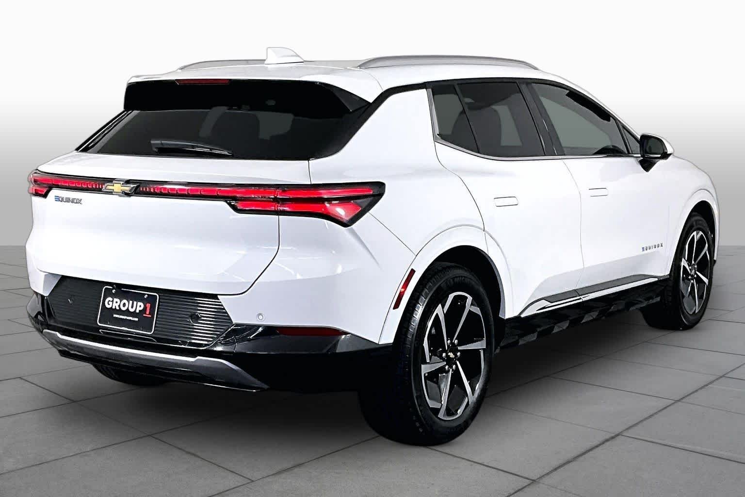 Used 2024 Summit White Chevrolet LT image 11