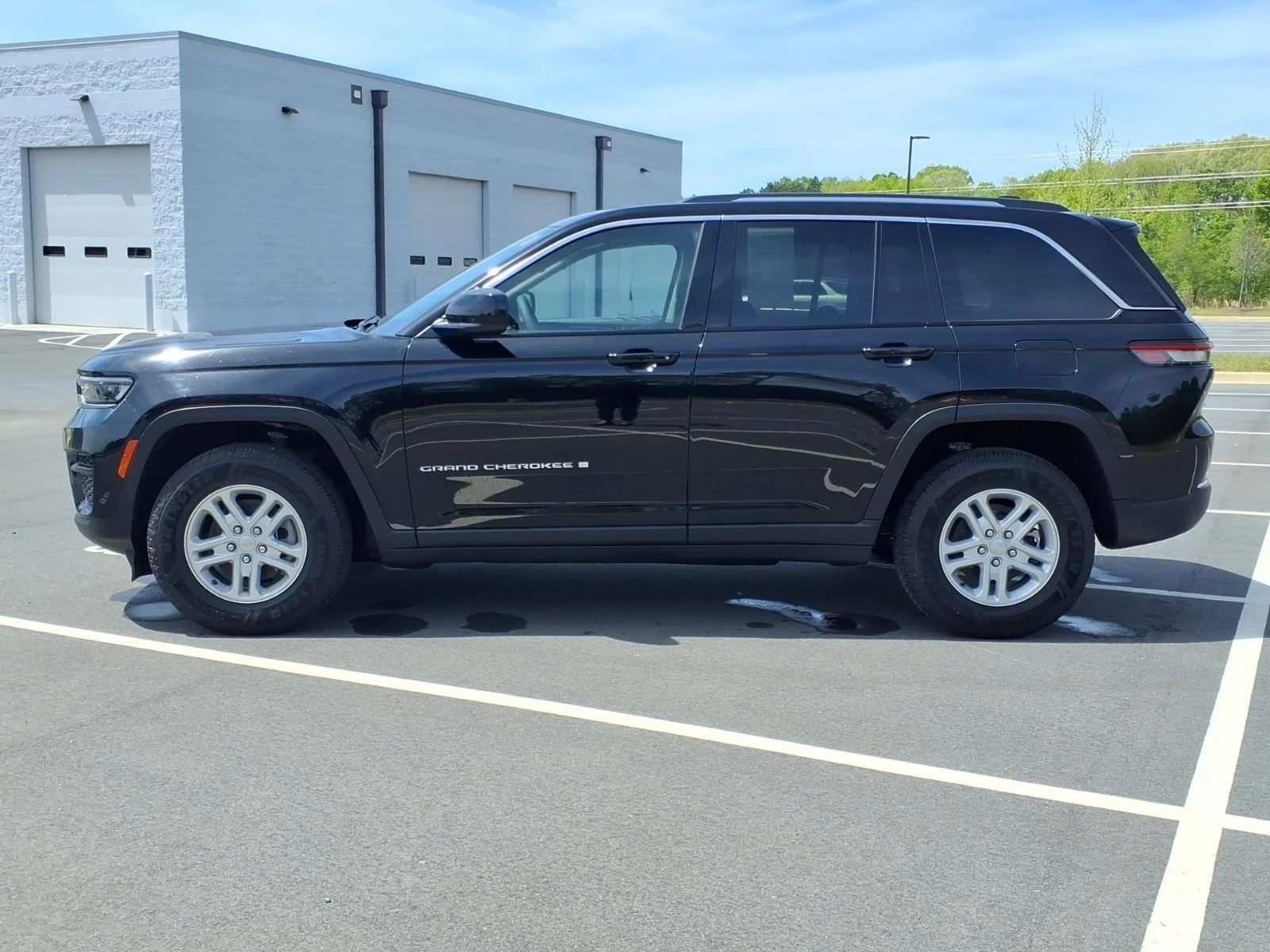 Used 2023 Diamond Black Crystal Pearlcoat Jeep Laredo image 3