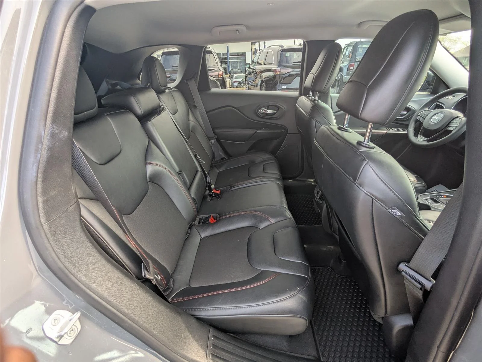 Used 2022 GRAY Jeep Trailhawk image 30