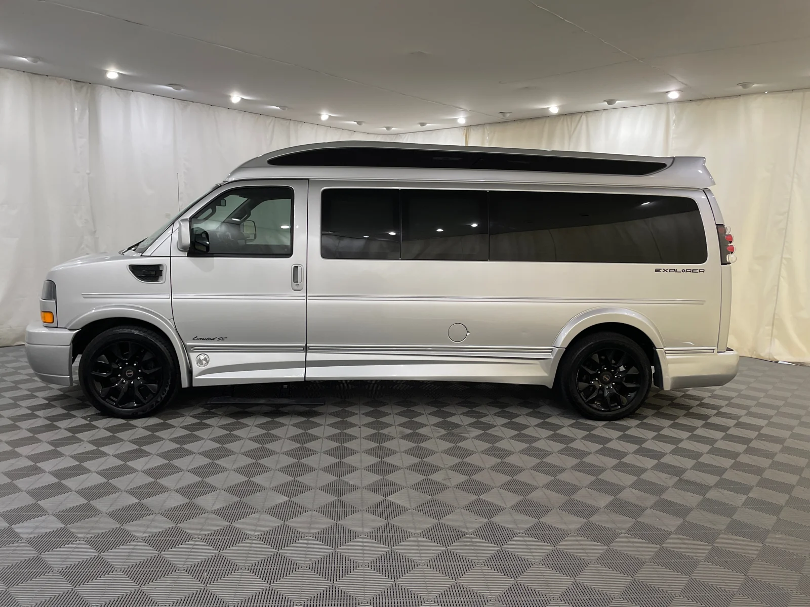 Used 2022 Quicksilver Metallic GMC Work Van image 12