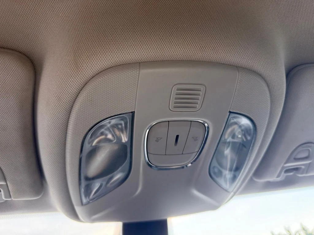 Used 2018 White Jeep Latitude image 17