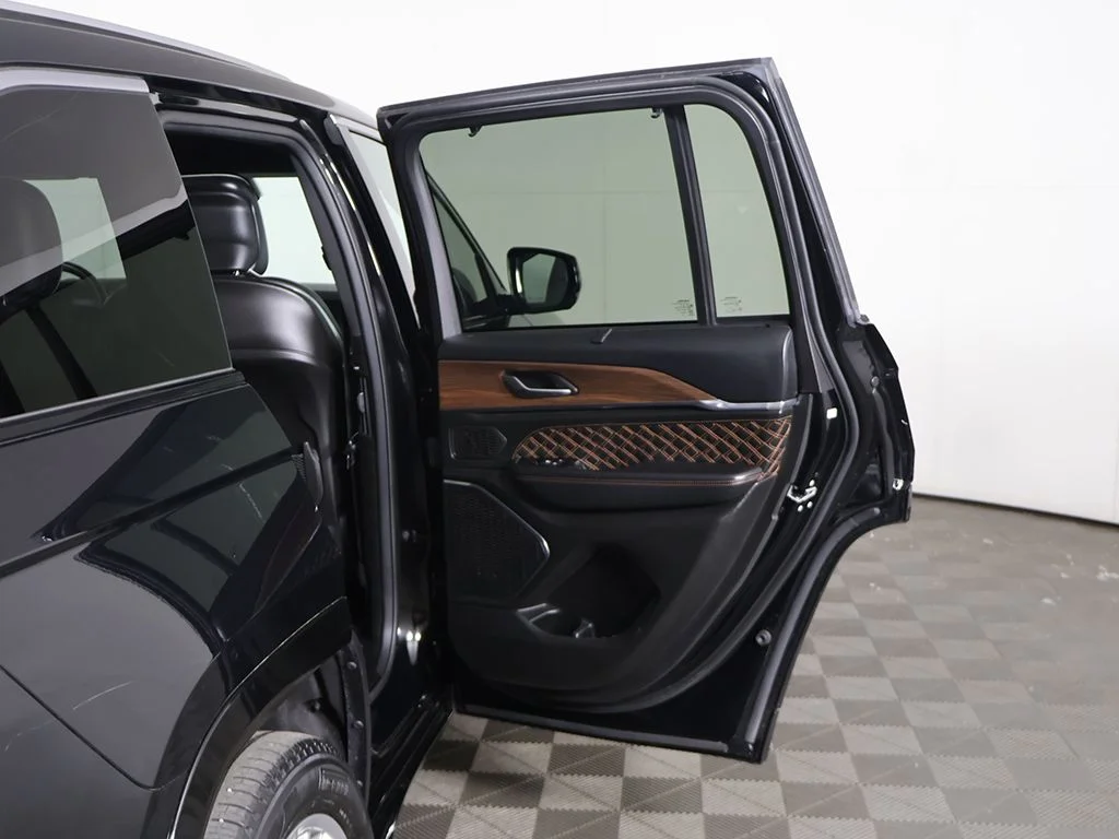 Used 2023 Black Jeep Summit image 26