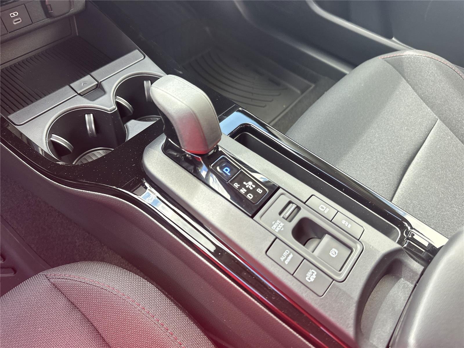 2026 Toyota Prius Plug-in Hybrid SE - Photo 14