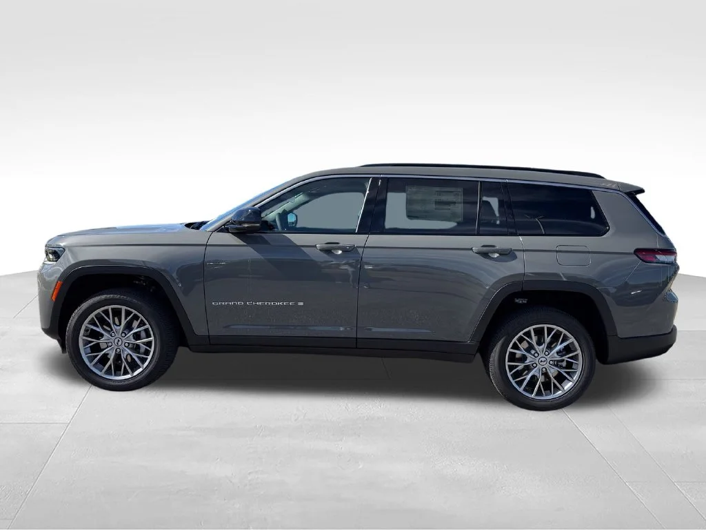 New 2027 Sting-Gray Clear-Coat Paint Jeep Limited image 2