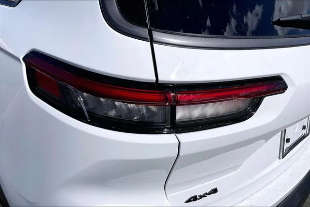 New 2026 Bright White Clear-Coat Exterior Paint Jeep Laredo image 25