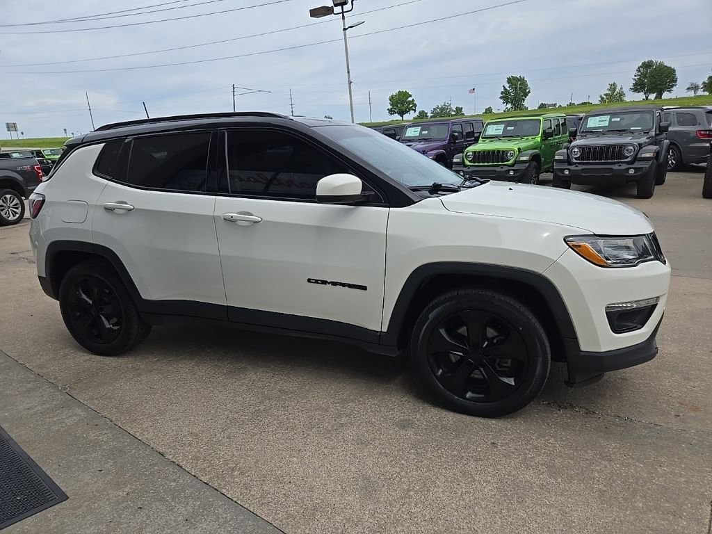 Used 2018 White Jeep Latitude image 12