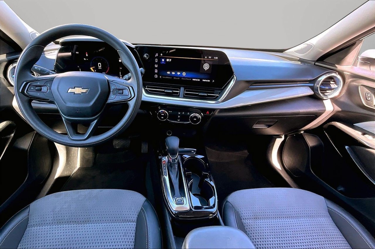 Used 2025 White Chevrolet LT image 13