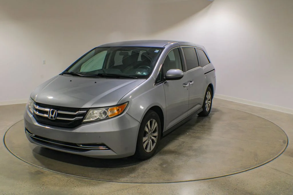 Used 2016 Lunar Silver Metallic Honda SE image 1