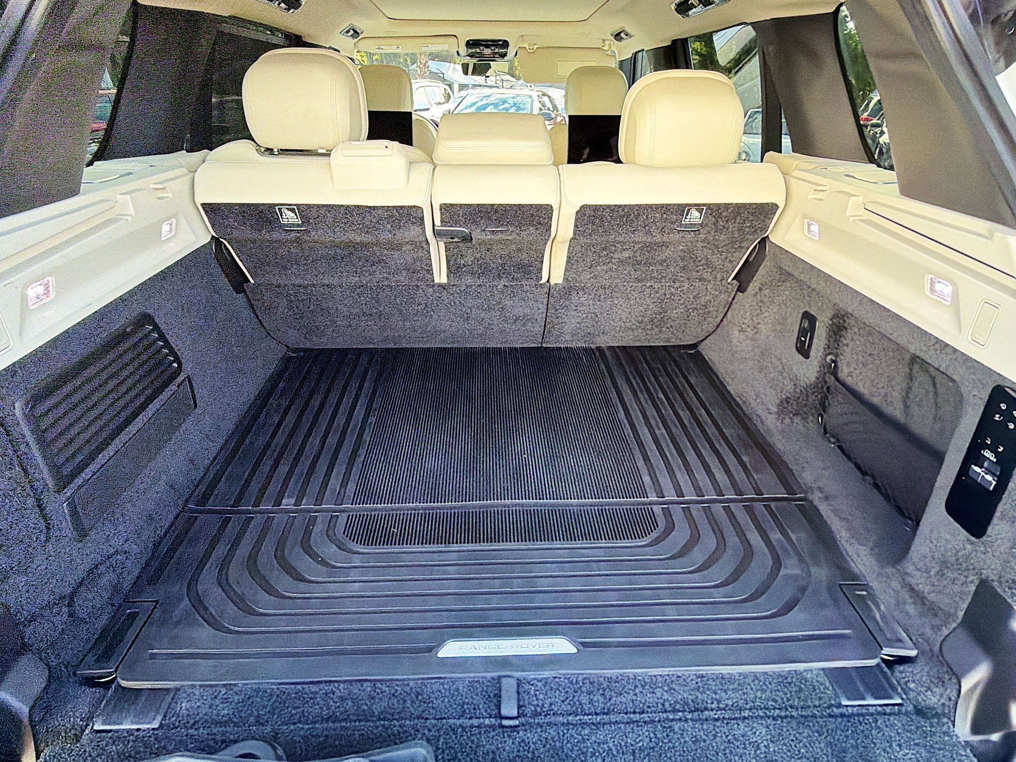 Certified Used 2023 White Land Rover Autobiography image 12